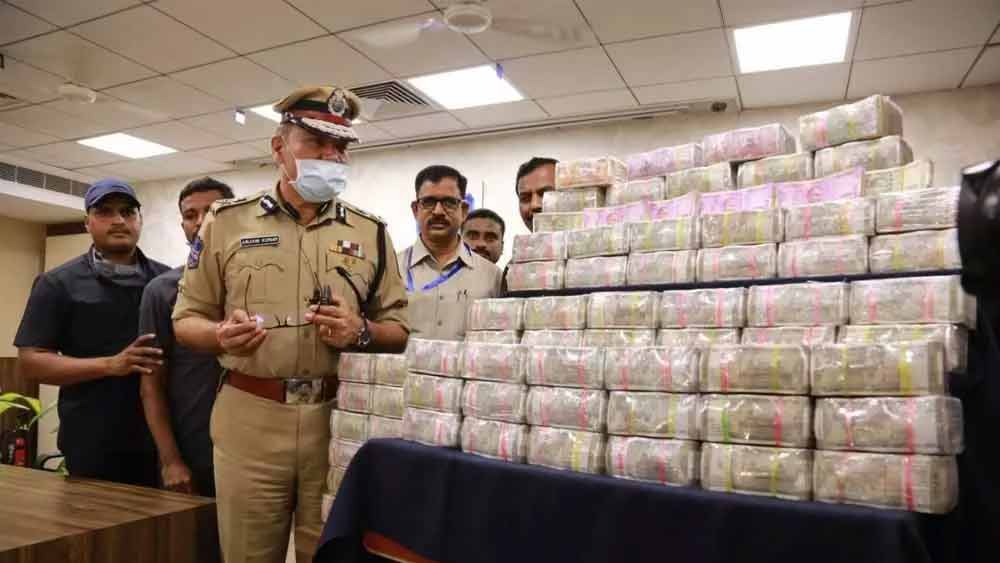 বিশেষ পদ্ধতিতে রাখা এই বিপুল পরিমাণ টাকার উৎস কী? ওই টাকা কি হাওয়ালার মাধ্যমে বিদেশে পাচার করা হচ্ছিল? শিক্ষক নিয়োগে ‘দুর্নীতি’র অভিযোগ খতিয়ে দেখতে তদন্তে নেমে গ্রেফতার হয়েছেন পার্থ এবং অর্পিতা। তার পরই এ ধরনের অসংখ্য প্রশ্ন উঠে আসছে। 