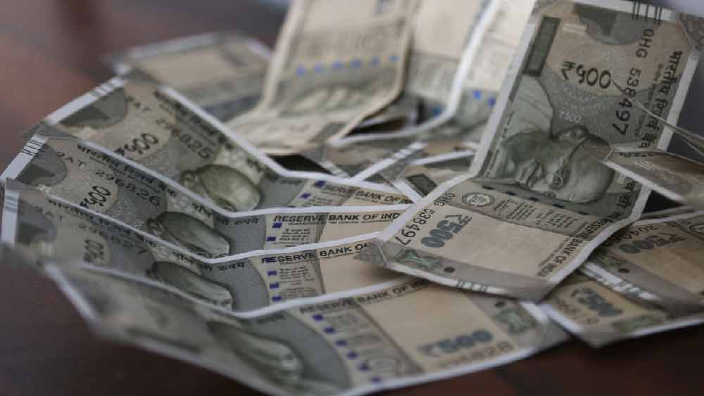 পার্থ এবং অর্পিতার গ্রেফতারির আগেও এ দেশে বার বারই নানা দুর্নীতিতে হাওয়ালার প্রসঙ্গ উঠে এসেছে। কখনও জৈন ডায়েরি মামলা, কখনও বা লালুপ্রসাদ যাদবের পশুখাদ্য কেলেঙ্কারি অথবা সুরতে ১০ হাজার কোটির হাওয়ালা চক্র— একের পর এক বড়সড় দুর্নীতিতে আমজনতার কানে বেজেছে প্রায় দুর্বোধ্য ‘হাওয়ালা’ শব্দটি। এমনকি, গত পুরভোটের আগে খাস কলকাতায় উদ্ধার হওয়া এক কোটি টাকাতেও ছিল সেই গন্ধ। কী ভাবে চলে হাওয়ালায় লেনদেন?