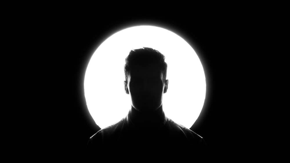 ব্যাঙ্ক বা আর্থিক প্রতিষ্ঠানের পরিবর্তে বিশ্বস্ত লোক মারফত অর্থ পাচার, লেনদেনের সহজ পথই হল হাওয়ালা। তবে এই পদ্ধতিতে এক হাত থেকে অন্য হাতে অর্থ বিনিময়ে থাকে না কোনও সরকারি নথির ফাঁস। ফলে সহজেই বিপুল পথে অর্থ হাতবদল হলেও তাতে রাজস্ব ফাঁকি দেওয়া হয়। কোষাগারে সে রাজস্ব না ঢোকায় লোকসান হয় সরকারের।