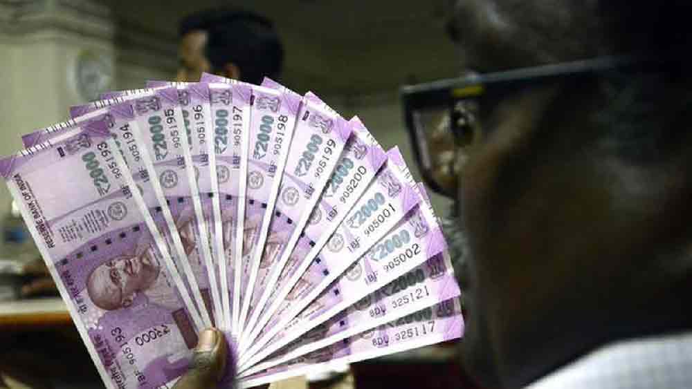 খ্রিস্টপূর্ব দ্বিতীয় শতক থেকে ১৪ শতক পর্যন্ত ‘সিল্ক রুট’ ধরে ভারত, চিন, পারস্য, গ্রিস, ইটালি-সহ বিভিন্ন আরব দেশে অর্থ লেনদেনেও নাকি হাওয়ালার ছায়া পাওয়া যায়। গত শতকে এই পদ্ধতিটি অত্যাধুনিক হয়ে উঠেছে বলেও দাবি। বিংশ শতকে পশ্চিমী দেশগুলিতে এই পদ্ধতিতে অর্থ পাচারের চলনও বেড়েছে বলে দাবি নানা বিশেষজ্ঞদের।