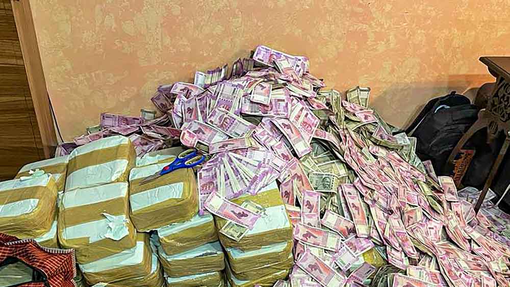 ইডির প্রথম অভিযান হয় ২২ জুলাই। টালিগঞ্জের ডায়মন্ড সিটি আবাসনে অর্পিতার ফ্ল্যাট থেকে নগদ ২১ কোটি ৯০ লক্ষ ছাড়াও, ৫৬ লক্ষ টাকার বিদেশি মুদ্রা এবং ৭৬ লক্ষ টাকার সোনার গয়না বাজেয়াপ্ত করেন ইডি আধিকারিকেরা। ২৩ তারিখ গ্রেফতার করা হয় পার্থ এবং অর্পিতাকে।