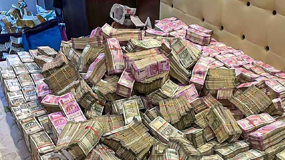 এই ঘটনার পাঁচ দিন পর, বেলঘরিয়ার বহুতল আবাসন ‘ক্লাব টাউন হাইটস’-এও অর্পিতার নামে থাকা দু’টি ফ্ল্যাটে অভিযান চালায় ইডি। আবাসনের ২ নম্বর ব্লকের ২-এ ফ্ল্যাট থেকে বিশেষ কিছু উদ্ধার না হলেও, ৫ নম্বর ব্লকের ৮-এ ফ্ল্যাটে ঢুকে রীতিমত থ হয়ে যান ইডি আধিকারিকেরা। টালিগঞ্জের ফ্ল্যাটের মতো ইডি এই ফ্ল্যাট থেকেও ‘টাকার পাহাড়’ উদ্ধার করে।