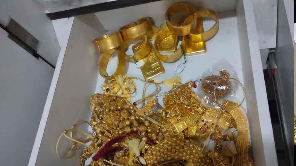 বেলঘরিয়ার ৮-এ ফ্ল্যাটটির শোবার ঘর এবং শৌচালয় থেকে মোট ২৭ কোটি ৯০ লক্ষ নগদ টাকা এবং ৪ কোটি ৩১ লক্ষ টাকার সোনা উদ্ধার করা হয়। উদ্ধার হওয়া সোনার মধ্যে বাট, রকমারি হার, ছ’টি কাঁকন (বালা), ঘড়ি-কলমও ছিল।