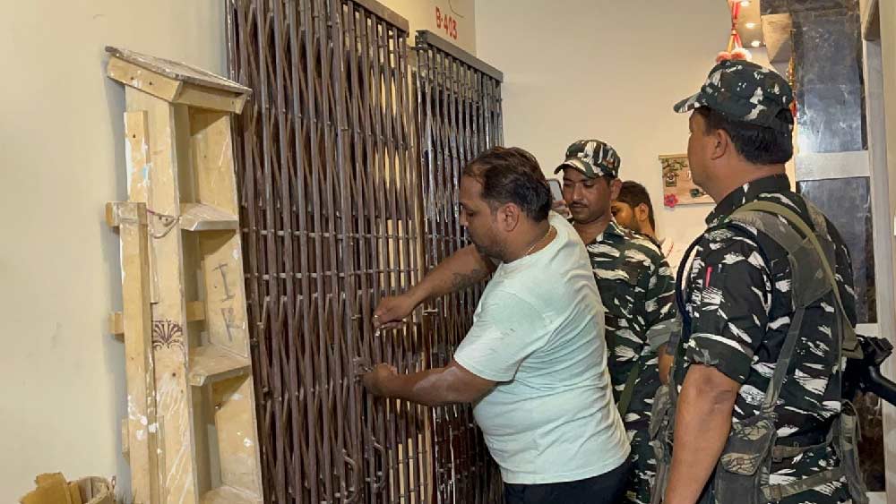 টালিগঞ্জ এবং বেলঘরিয়ার তিনটি ফ্ল্যাট বাদে, চিনার পার্কের একটি আবাসনে অর্পিতার আর একটি ফ্ল্যাটের হদিস পায় ইডি। তালা ভেঙে ৪০৪ নম্বর এই ফ্ল্যাটে ঢুকে বেশ কিছু নথি উদ্ধার করেন তদন্তকারী আধিকারিকেরা। পরে এই ফ্ল্যাটটিও সিল করে দেওয়া হয়।