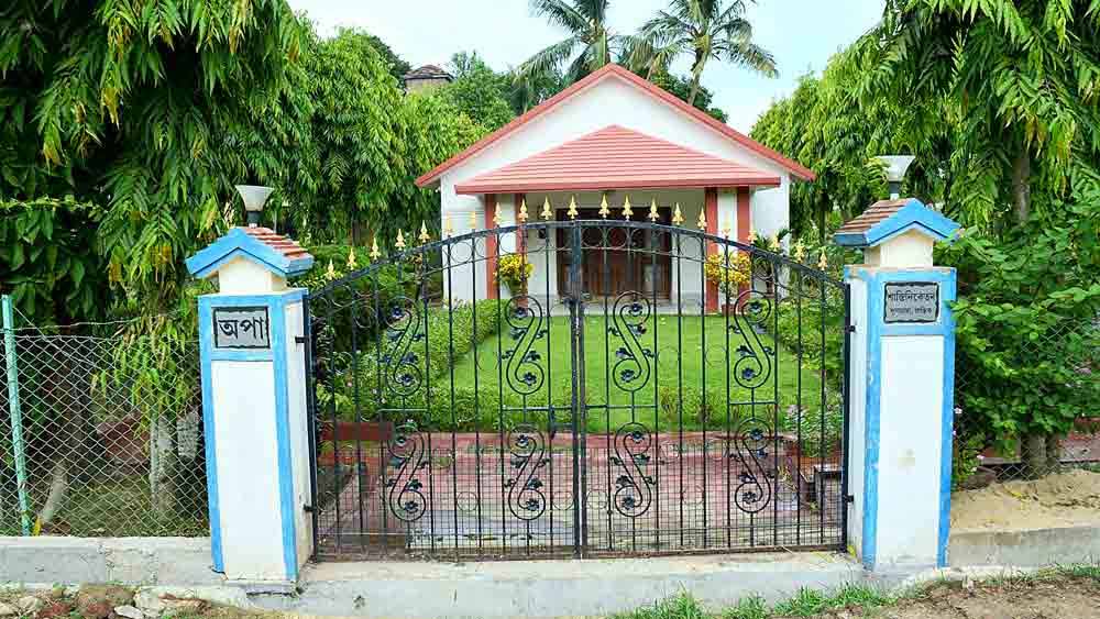 বীরভূমে পার্থ চট্টোপাধ্যায়ের একাধিক বাড়ি রয়েছে বলে সন্দেহ ছিল ইডি আধিকারিকদের। এর মধ্যেই ১০ কাঠার বেশি জমির উপর তৈরি ‘অপা’ নামে একটি বাড়িকে ঘিরে জল্পনা শুরু হয়েছিল। শনিবার বোলপুরের ভূমি এবং ভূমি রাজস্ব আধিকারিক জানান, কাগজপত্র ঘেঁটে দেখা গিয়েছে যে, এই বাড়ি রয়েছে অর্পিতার নামে। পার্থর নাম মালিক হিসাবে নেই। অনেকের মত, ‘অপা’ নামটি অর্পিতা এবং পার্থের আদ্যক্ষর দিয়ে তৈরি।