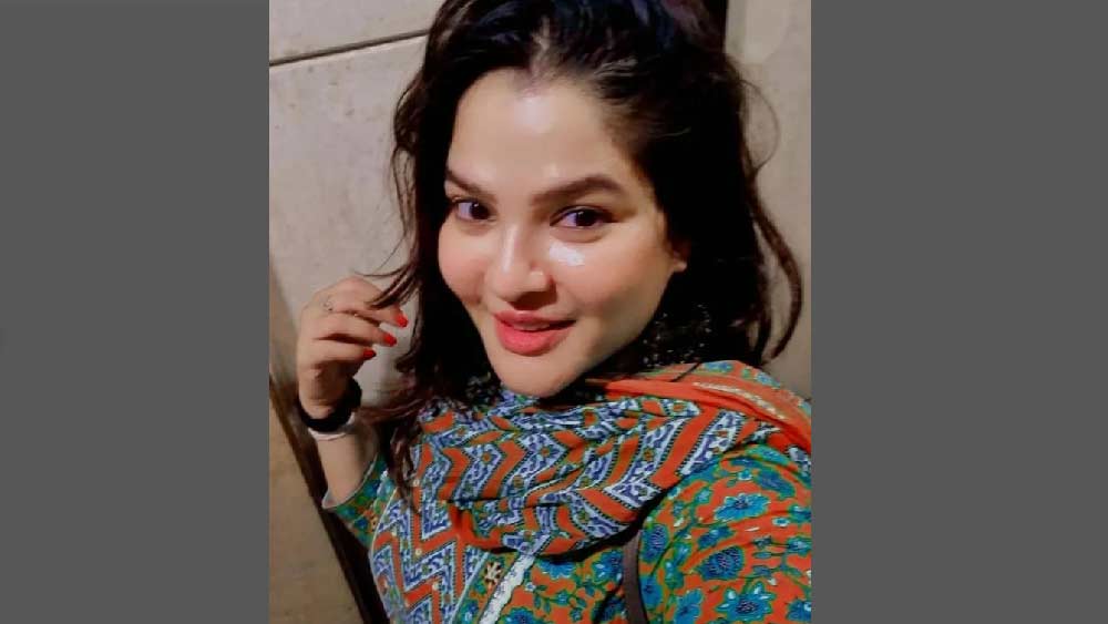 অর্পিতার নামে বা বেনামে বোলপুরের বুকে, বিশেষ করে বোলপুরের প্রান্তিক এলাকায়, আরও কিছু জমি-বাড়ি থাকতে পারে বলেও ইডি কর্তারা মনে করছেন।