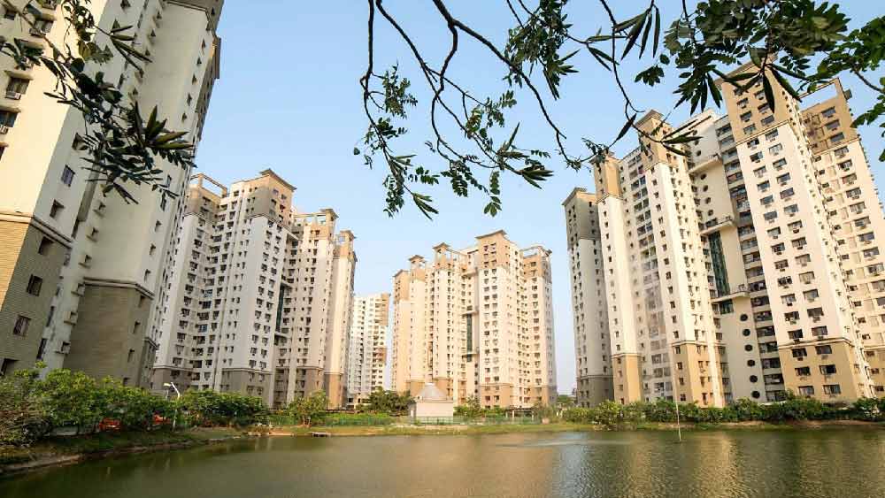 টালিগঞ্জের ডায়মন্ড সিটি আবাসনে অর্পিতার ফ্ল্যাটের ঠিক উপরে একটি বিলাসবহুল ‘পেন্ট হাউস’ রয়েছে। এটি পার্থের বলে দাবি উঠেছে। অভিয়োগ ডায়মন্ড সিটি আবাসনেই অর্পিতার ফ্ল্যাট-সহ মোট চারটি ফ্ল্যাট বিভিন্ন নামে কিনেছিলেন পার্থ। এমন তথ্য হাতে পেয়েছে ইডি। এরই মধ্যে একটিতে নাকি বিলাসবহুল ‘পেন্ট হাউস’ বানিয়েছিলেন তিনি। যদিও এর সত্যতা আনন্দবাজার অনলাইন যাচাই করেনি।