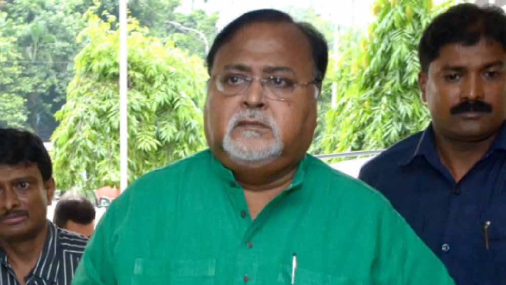 নাম গোপন রাখার শর্তে আবাসন পরিচালন কমিটির এক সদস্য শুক্রবার বলেন, ‘‘এখানে চারটি ফ্ল্যাট কিনেছিলেন পার্থ চট্টোপাধ্যায়। এর মধ্যে একটিতে অর্পিতা মুখোপাধ্যায় থাকতেন। সেই ফ্ল্যাটটি টাওয়ার ২-এর ১-এ। সেখান থেকেই টাকা উদ্ধার হয়। কিন্তু ওই টাওয়ারেরই ১৯ তলায় রয়েছে দু’টি ফ্ল্যাট। ১৮-ডি এবং ১৮-ই ফ্ল্যাট দু’টিকে এক করে এখন সেখানে রাখা রয়েছে পার্থর সারমেয়দের। ওই ফ্ল্যাট থেকেই আবার উপরের তলায় ১৯-আই ফ্ল্যাটে যাওয়া যায়। সেটি বিলাসবহুল পেন্ট হাউস।’’