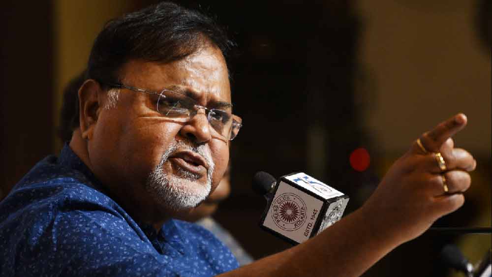 পরিচালন কমিটির ওই সদস্য আরও দাবি করেছেন, দোতলার ১-এ ফ্ল্যাটটি এবং ১৯ তলার ১৮-ডি এবং ১৮-ই ফ্ল্যাটগুলি কেনা হয়েছিল বিভিন্ন সংস্থার নামে। প্রথমটির আসল মালিক ‘সেন্ট্রি ইঞ্জিনিয়ারিং প্রাইভেট লিমিটেড’। ১৯ তলার ফ্ল্যাট দু’টি ‘অ্যালকোভ রিয়েলটি প্রজেক্টস’ বলে একটি সংস্থার নামে। যেটিতে ‘পেন্ট হাউস’ বানানো হয়েছে, সেটির মালিক জনৈকা শর্মিষ্ঠা চৌধুরী। তবে আবাসনের বাসিন্দারাদের দাবি, অন্য নামে কেনা হলেও সেগুলি প্রাক্তন মন্ত্রীর বলেই তাঁরা জানতেন। এই সংস্থাগুলির সঙ্গে পার্থর সত্যিই কোনও যোগ রয়েছে কি না, থাকলে কী, তা-ও খতিয়ে দেখছে ইডি।