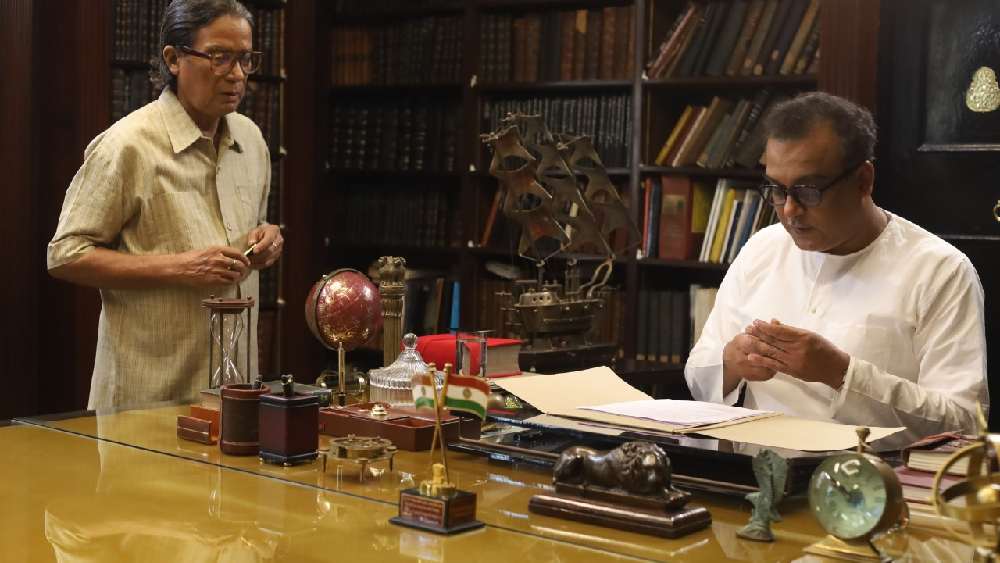 চরিত্র অনুযায়ী সুজনকে সাদা পাঞ্জাবি-ধুতিতে দেখা গিয়েছে। 