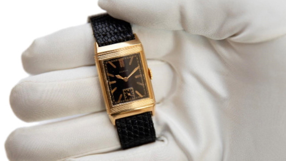 নিলামঘরের দাবি, সার্জেন্ট রবার্ট মিনোই ওই হাতঘড়িটি খুঁজে পান। এর পর দশকের পর দশক তা বিভিন্ন জনের হাত ঘুরেছে। শেষমেশ তা নিলামঘরের কাছে আসে। তবে কী ভাবে সেটি তাঁদের হাতে এল, সে বিষয়টি খোলসা করেননি নিলামঘর কর্তৃপক্ষ।