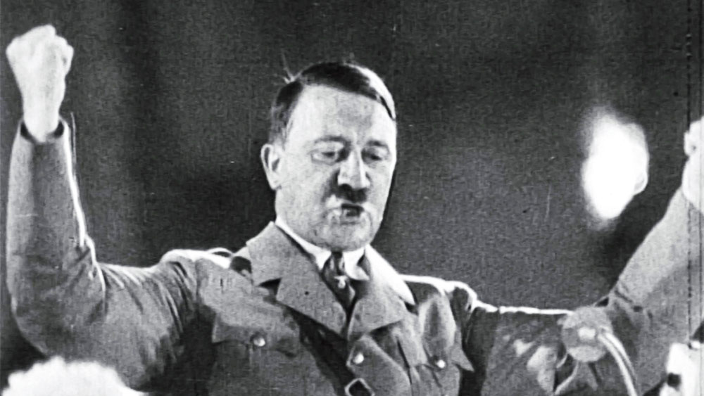 যে হাতঘড়়িটি নিয়ে এত বিতর্ক, সেটি নাকি খুঁজে পাওয়া গিয়েছিল দ্বিতীয় বিশ্বযুদ্ধের সময়কালে। নিলামঘরের দাবি, ১৯৪৫ সালের মে মাসে জার্মানির বাভারিয়ায় হিটলারের গ্রীষ্মাবাসে ঢুকে পড়েছিলেন জনা তিরিশেক ফরাসি সেনা। তাঁদের মধ্যে ছিলেন ফরাসি সার্জেন্ট রবার্ট মিনো।