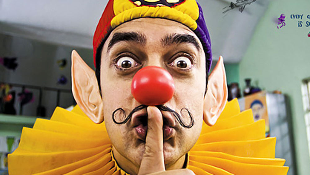 বলিউডে এমন বহু তারকা রয়েছেন, যাঁরা মুখ্য অথবা পার্শ্বচরিত্রে অভিনয় করে দর্শকদের মন জিতলেও বড়পর্দায় এই ধরনের বিশেষ চরিত্রে কাজ করে দর্শকদের অবাক করে দেন। বি-টাউনের বড় মাপের তারকারা ক্ষণিকের উপস্থিতিতেও খুব যত্ন নিয়ে তাঁদের চরিত্রটি ফুটিয়ে তোলেন।