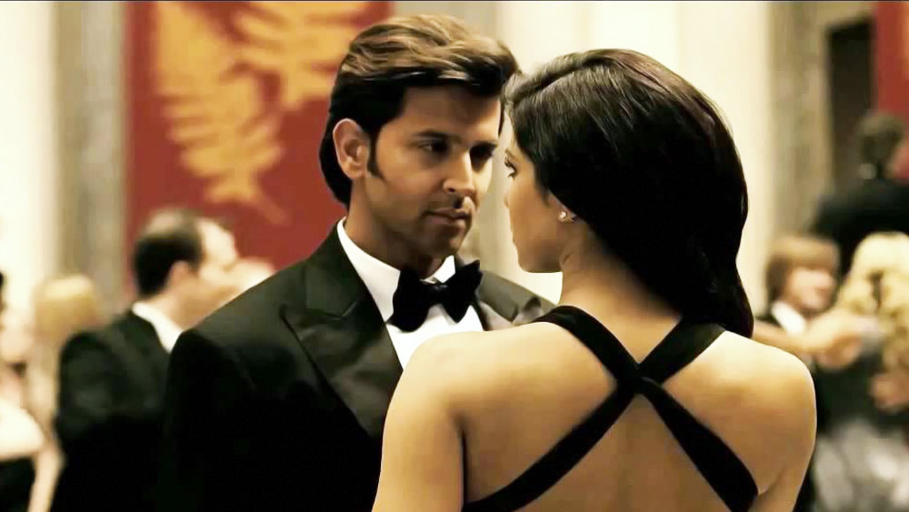 বলিউডে ‘বিগ বি’র পরে ‘ডন’ চরিত্রটি বড়পর্দায় নিখুঁত ভাবে ফুটিয়ে তুলেছিলেন শাহরুখ খান। সাবলীল অভিনয় দক্ষতার মাধ্যমে দর্শকদের মাতিয়ে রেখেছিলেন শাহরুখ। তবে, ‘ডন ২’ সিনেমাতে শুধু শাহরুখই নন, রোশনপুত্র হৃতিককেও এই ছবিতে বিশেষ চরিত্রে অভিনয় করতে দেখা যায়।