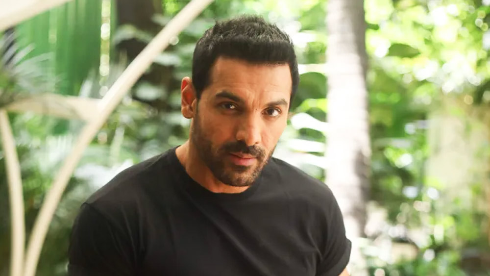 ২০১১ সালে ইমরান খান ও ক্যাটরিনা কইফ অভিনীত ‘মেরে ব্রাদার কি দুলহন’ ছবিটি শুরু হয় বড়পর্দায় এক বিশেষ চরিত্রের আবির্ভাবের মাধ্যমে। ছবির শুরুতেই জন আব্রাহামকে একটি দৃশ্যে অভিনয় করতে দেখা গিয়েছিল।