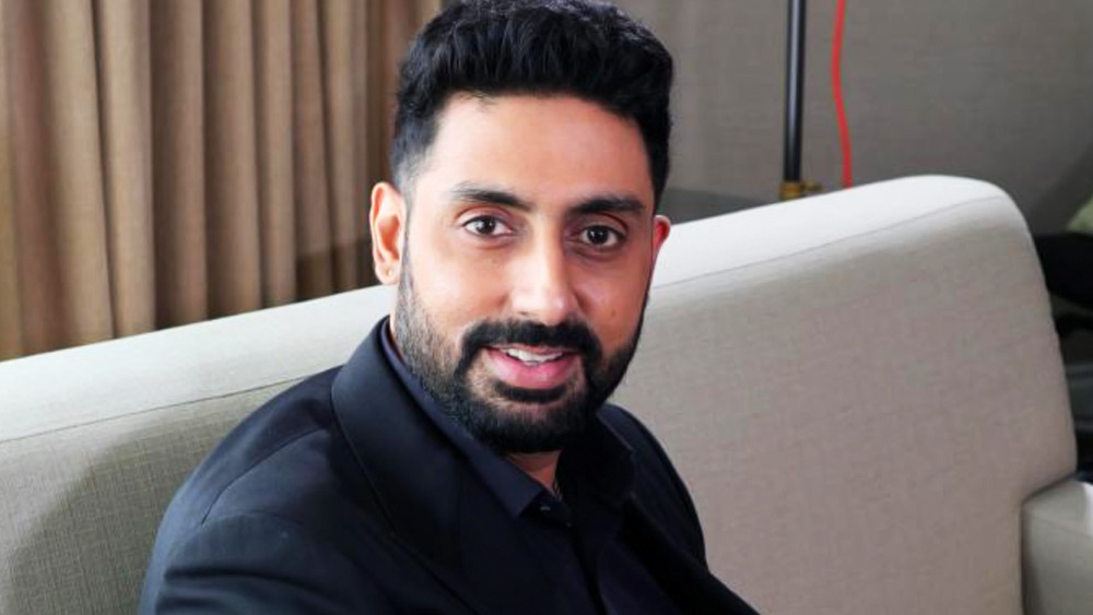 তবে, সিনেমার অন্তিম মুহূর্তে দর্শকদের জন্য একটি চমক অপেক্ষা করছিল। একটি বিশেষ চরিত্রে অভিনয় করতে দেখা গিয়েছিল ‘জুনিয়র বচ্চন’কে। চিকিৎসকের ভূমিকায় অভিনয় করে তিনি খুব সুন্দর ভাবে কৌতুকরস ফুটিয়ে তুলেছিলেন।