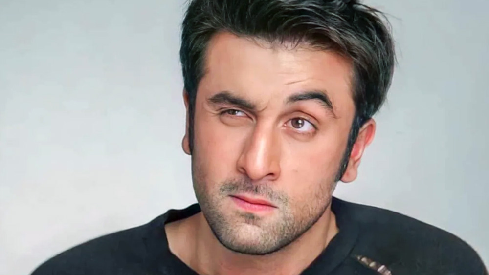 কিন্তু পরিচালক কিছুতেই সন্তুষ্ট হচ্ছিলেন না। ছবি মুক্তির মাত্র এক মাস আগেই তিনি বিশেষ চরিত্রের কথা ভাবেন। এই চরিত্রে অভিনয়ের জন্য রণবীর কপূরকেই বেছে নেন রাজকুমার। তাঁর মতে, ছবিতে এই দৃশ্যটি যোগ করেছিলেন বলে প্রেক্ষাগৃহ থেকে দর্শকেরা হাসিমুখে বেরিয়েছেন।