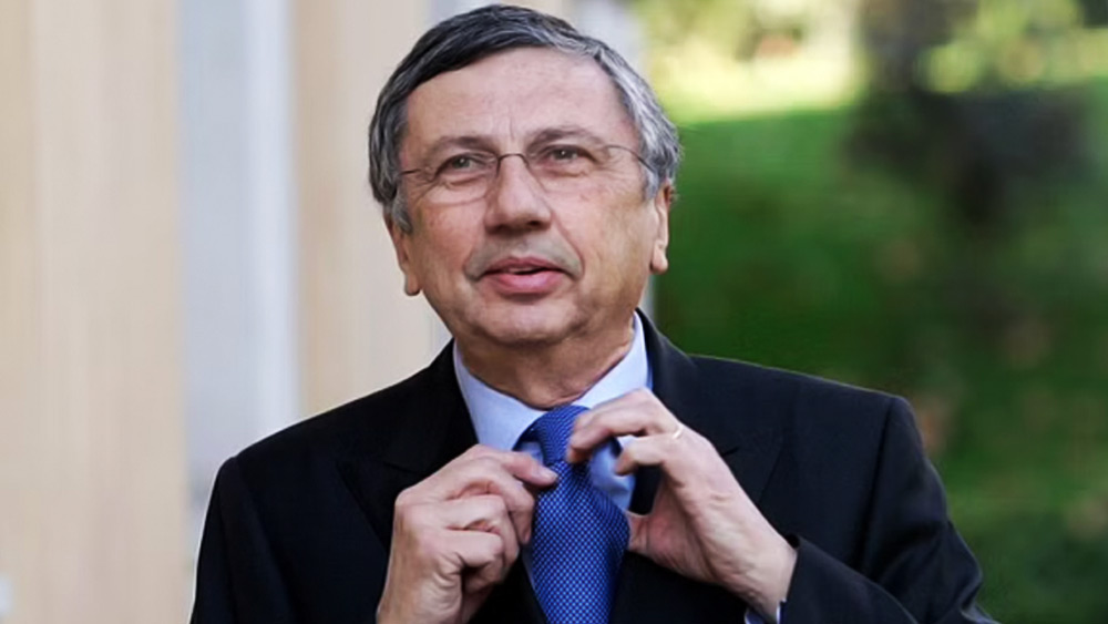 ভারতীয় বায়ুসেনার সঙ্গে চুক্তি নিশ্চিত করতে মধ্যস্থতাকারীকে ঘুষ দিয়েছে ওই সংস্থা, এই অভিযোগে গ্রেফতার করা হয় অগুস্তার সিইও-কে। 