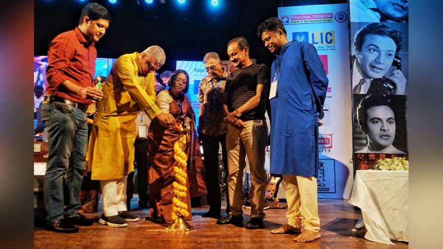 প্রদীপ জ্বেলে অনুষ্ঠানের উদ্বোধন করছেন কিংবদন্তীরা