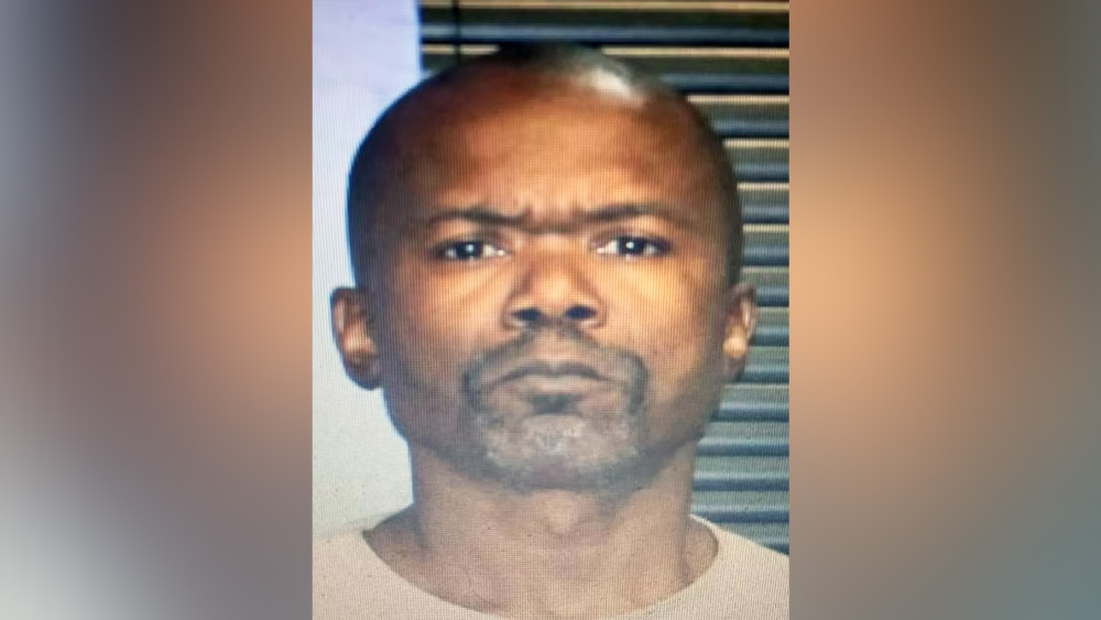 অভিযোগ, ১৭ বছর ধরে স্ত্রী এবং দুই মেয়ের হাত-পা বেঁধে নিজের ঘরে আটকে রেখেছিলেন ব্রাজিলের রিও ডি জেনেইরোর বাসিন্দা লুইজ আন্তোনিও সান্তোস সিলভা। তিন জনের ঠিক মতো খাবার জোটা তো দূরের কথা, চরম অস্বাস্থ্যকর পরিবেশে তাঁদের উপর নিয়মিত যৌন ও মানসিক নির্যাতন চালাতেন অভিযুক্ত।