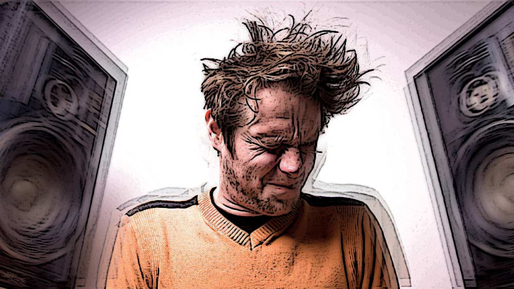 গুয়ারাটিবা এলাকায় ‘ডিজে’ নামে পরিচিত ছিলেন লুইজ। পড়শিদের দাবি, তাঁর ঘর থেকে সব সময়ই কানফাটানো বাজনার আওয়াজ আসত। সে কারণেই লুইজের নাম হয়ে যায় ‘ডিজে’।