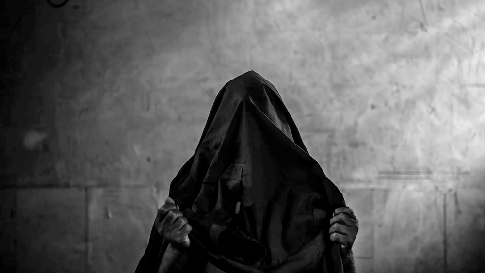 লুইজের ঘর থেকে উদ্ধার হওয়া দুই মেয়ের এক জনের বয়স ১৯, অন্য জন ২২ বছরের। তবে পড়শিরা জানিয়েছেন, দীর্ঘ দিন ধরে অপুষ্টিতে ভোগার ফলে তাঁদের দেখে মনে হচ্ছিল যেন এক জনের বয়স ১০, অন্য জনের ১২ বছর!