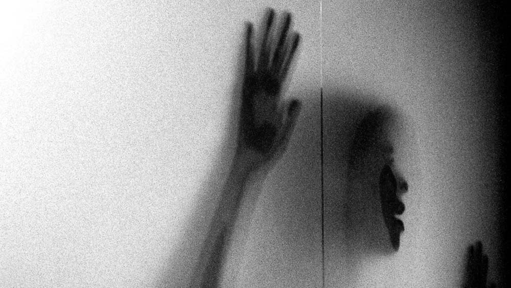 ১৭ বছর ধরে বন্দিদশায় থাকা লুইজের স্ত্রীর শারীরিক অবস্থাও অত্যন্ত শোচনীয়। ওই পড়শি বলেন, ‘‘অ্যাম্বুল্যান্সে তোলার সময় ওই মহিলার সঙ্গে কথা বলার চেষ্টা করেছিলাম। তবে এতই দুর্বল হয়ে পড়েছেন যে কথা বলার চেষ্টা করলেও আওয়াজ বেরোয়নি।’’