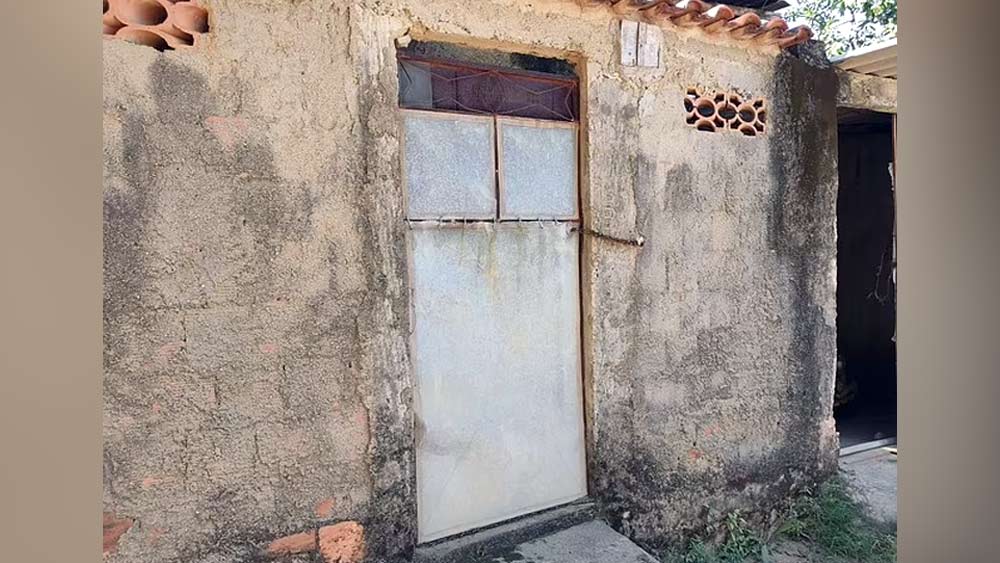 এই ঘটনা প্রকাশ্যে আসামাত্র লুইজের ঘরের ছবিতে ছয়লাপ হয়েছে ব্রাজিল সংবাদমাধ্যম। লুইজের স্ত্রীর দাবি, দিনের পর দিন খাবার জুটত না তাঁদের। উল্টে স্বামীর নিয়মিত যৌন অত্যাচার সইতে হত তাঁকে। নিজের মেয়েদের উপরেও একই রকম অত্যাচার চালাতেন বলে লুইজের বিরুদ্ধে অভিযোগ।