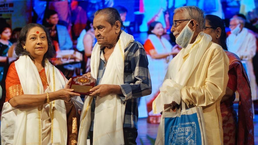  রত্না ঘোষাল তাঁদের হাতে সেই শংসাপত্র তুলে দিচ্ছেন