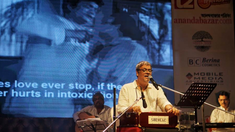 গান ধরেছেন শ্রীকান্ত আচার্য