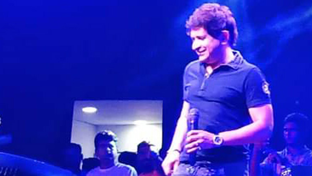 হম, রহে ইয়া না রহে কাল.... মঙ্গলবার সন্ধ্যায় মাইক্রোফোন হাতে গান ধরেছিলেন কেকে। উপলক্ষ গুরুদাস কলেজের সাংস্কৃতিক অনুষ্ঠান।