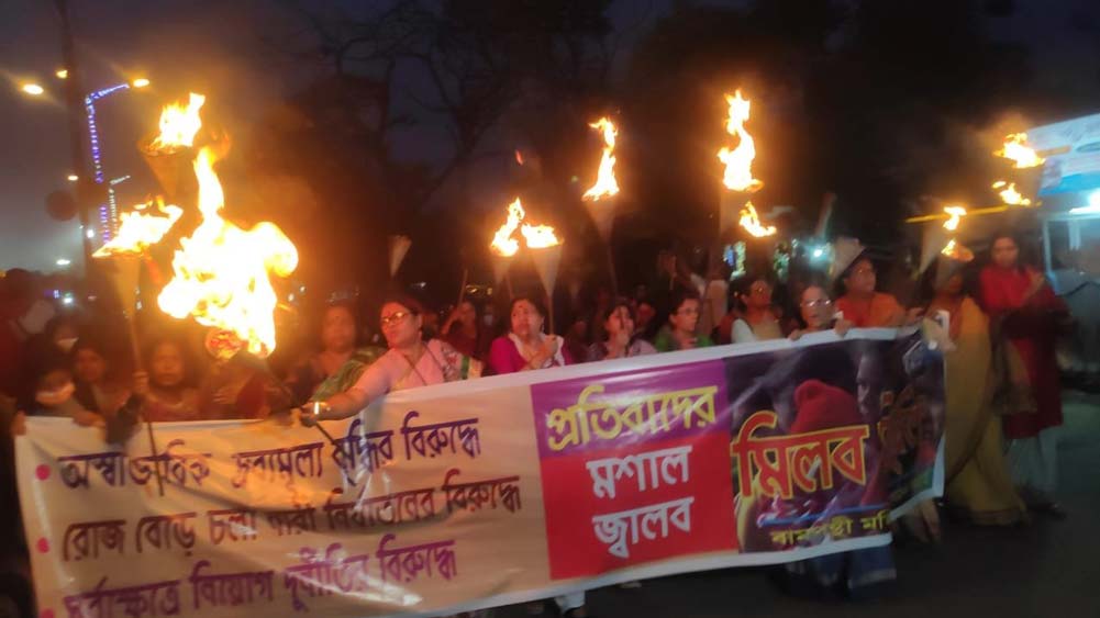 বামপন্থী মহিলাদের মশাল মিছিল
