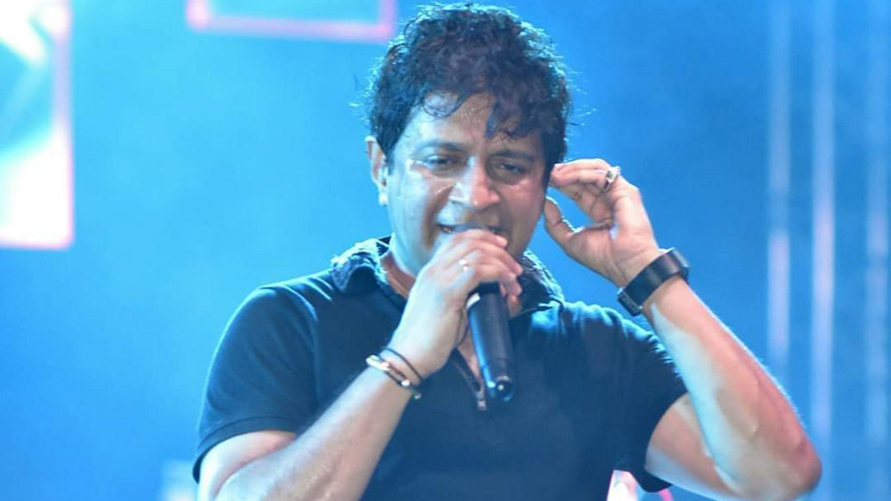 গান শুরু হতেই উৎসাহ-উত্তেজনায় দর্শকদের গলা ফাটিয়ে চিৎকার। হবে না-ই বা কেন! মঞ্চে যিনি গান গাইতে উঠেছেন, তিনি তো আর সাধারণ কেউ না। বলিউডের তারকা নেপথ্যগায়ক কেকে।