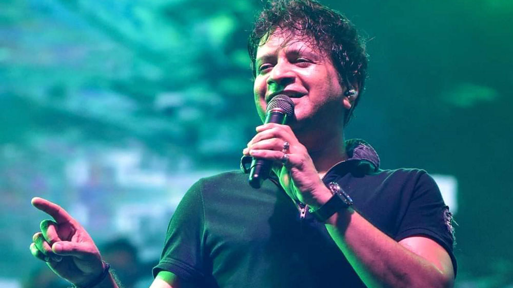 সন্ধ্যা গড়িয়ে রাত বাড়ার পাশাপাশি গাইতে থাকেন একের পর এক গান। বাড়তে থাকে দর্শকদের উত্তেজনাও। 