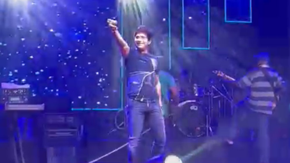 দর্শকদের অনেকেই কেকে-কে দেখার জন্য, তাঁর গান শোনার জন্য বহু দিন ধরে অপেক্ষা করে ছিলেন।