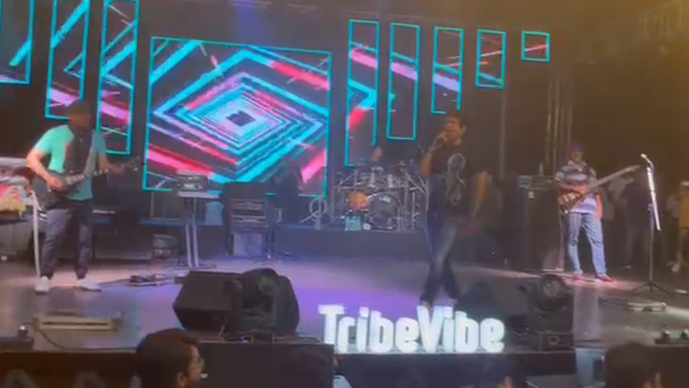 গান গাওয়ার ফাঁকে কেকে মঞ্চের স্পটলাইটগুলি নিভিয়ে দেওয়ার অনুরোধও করেন।