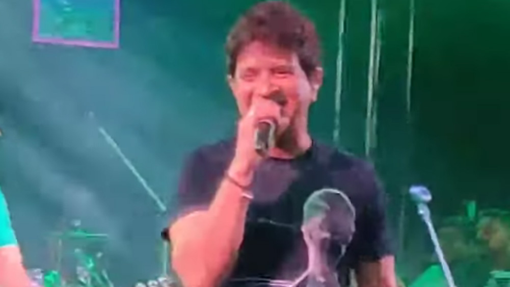 যাঁর গানের সুরে ভারতের আপামর শ্রোতা মুগ্ধ, তাঁর আবার স্পটলাইটের দরকারই বা কী! 