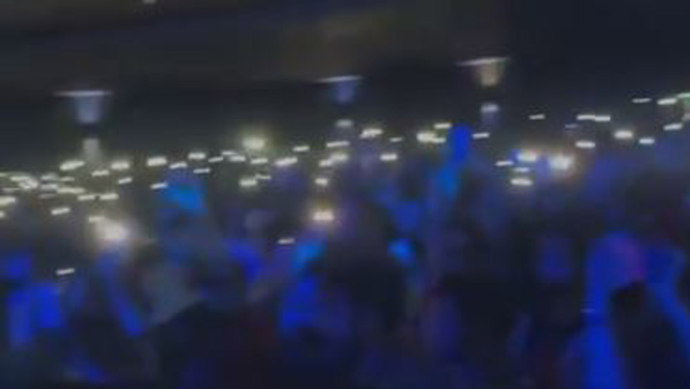 স্পটলাইট নেভাতেই শতাধিক ফোনের ফ্ল্যাশলাইটের ঝলকানি গানের পরিবেশে অন্য এক মাত্রা যোগ করে মঙ্গলবারের অনুষ্ঠানে।