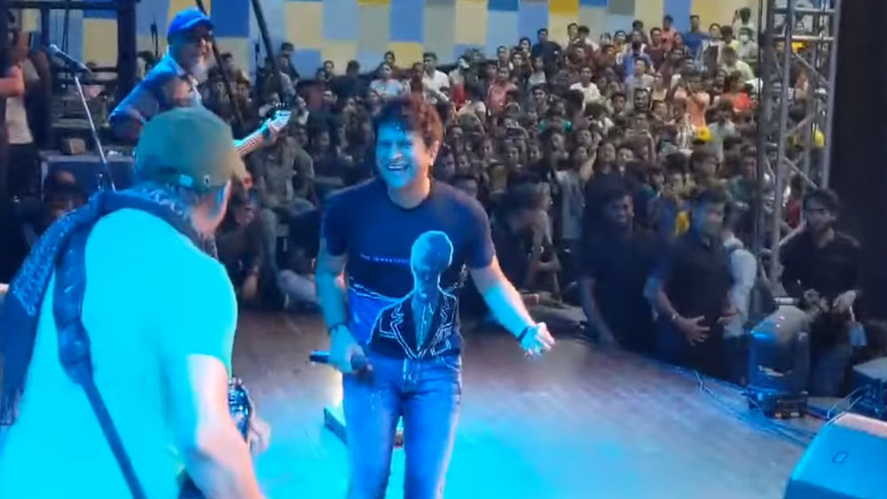 শেষের দিকে বেশ খানিকটা ক্লান্তই লাগছিল গায়ককে। ভিতরে কষ্ট হচ্ছিল কি? কষ্ট হলেও বুঝতে দেননি। অনুষ্ঠানের শেষ অবধি দর্শকদের আবদার মিটিয়েছেন মুখের মিষ্টি হাসি ধরে রেখেই।