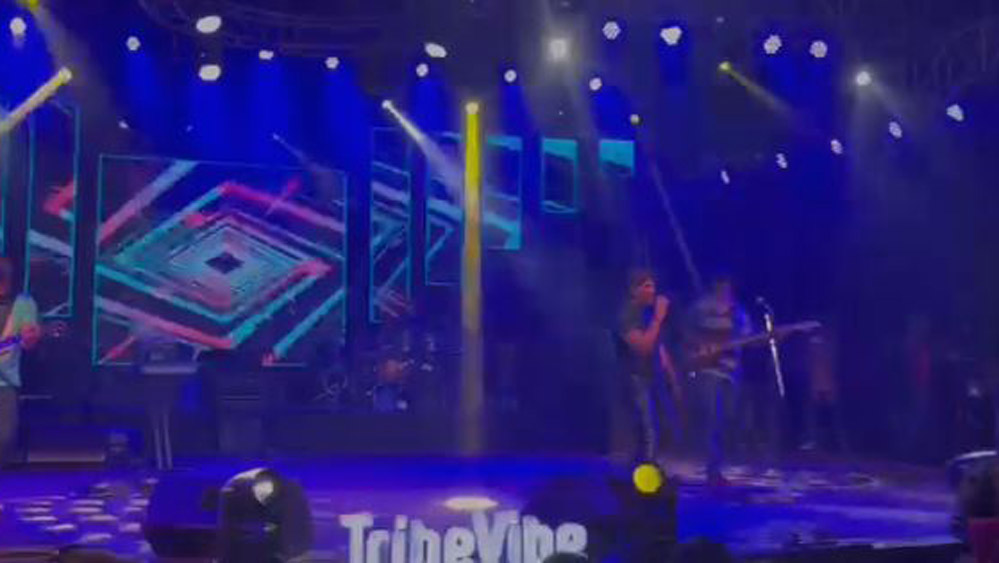 শারীরিক কষ্ট উপেক্ষা করেই কি অনুষ্ঠান করেছেন কেকে? উঠছে প্রশ্ন।