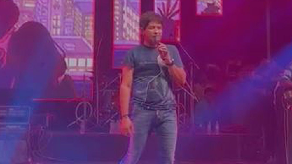 নিজে বুঝে থাকলেও, শারীরিক অসুবিধার কথা বুঝতে দেননি দর্শকদের। দক্ষ জাদুকরের মতো সুরের জাদু দেখিয়েছেন শেষ মুহূর্ত পর্যন্ত।