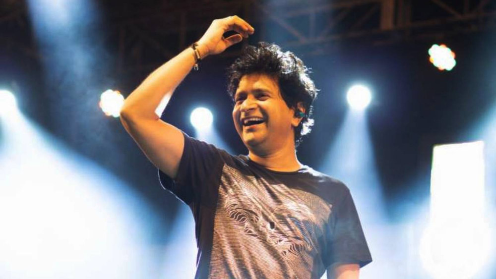 ছোট থেকে মায়ের গান রেওয়াজ খুব মনোযোগ দিয়ে শুনতেন কেকে। কখনও কখনও মায়ের গান রেকর্ড করেও রাখতেন।