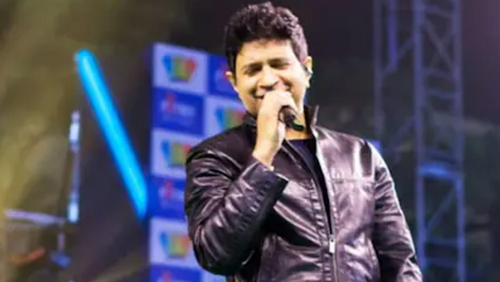 ছোট থেকে গানের গলা ভাল হলেও কেকে কখনও কোথাও গান শেখেননি। বাবা তাঁকে শাস্ত্রীয় সঙ্গীতের প্রশিক্ষণ দেওয়ার জন্য পাঠালেও দু’দিনেই প্রশিক্ষণ নিতে যাওয়া বন্ধ করেন। বলতেন, কিশোর কুমার কখনও গান শিখে গায়ক হননি। তাই তিনিও ভাল গায়ক হলে না শিখেই হবেন।