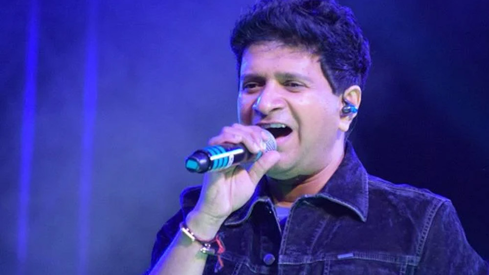 দিল্লির মাউন্ট সেন্ট মেরি স্কুলের গণ্ডি টপকে দিল্লি বিশ্ববিদ্যালয়ের কিরোরি মাল কলেজ থেকে স্নাতক পাশ করেন কেকে। স্নাতক পাশ করার পর, বিপণন সহযোগী হিসাবে প্রায় আট মাস কাজ করেছিলেন তিনি। এর পরই চাকরি ছেড়ে মুম্বইয়ে চলে যান।