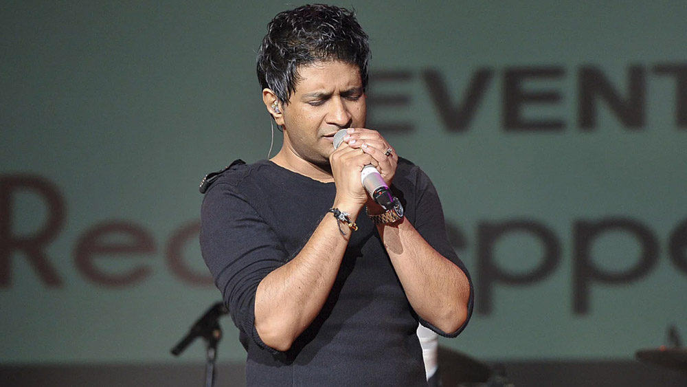 বলিউডে পা দেওয়ার আগেই কেকে ১১টি ভাষায় প্রায় সাড়ে তিন হাজার বিজ্ঞাপনী গান গেয়ে ফেলেছিলেন। ১৯৯৯ সালের ক্রিকেট বিশ্বকাপে ভারতীয় ক্রিকেট দলের সমর্থনের জন্য তিনি ‘জোশ অব ইন্ডিয়া’ বলে একটি গানও গেয়েছিলেন। এই গানের ভিডিয়োতে ভারতীয় ক্রিকেট দলের সদস্যরাও ছিলেন।