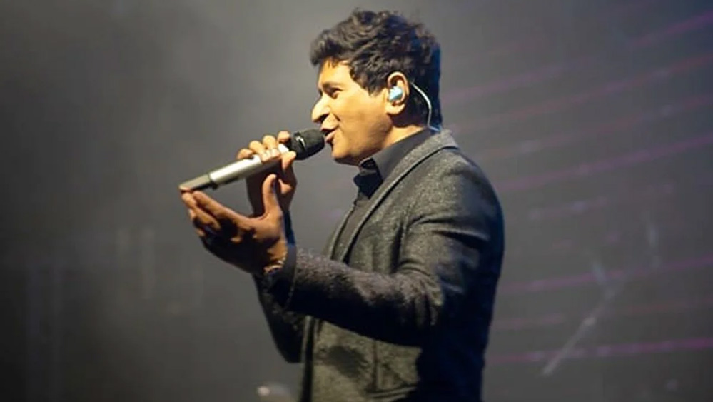 এর পর ১৯৯৯ সালে ‘হম দিল দে চুকে সনম’ সিনেমার বিখ্যাত গান ‘তড়প তড়প কে ইস দিল সে...’ গানের মাধ্যমে বলিউডে আত্মপ্রকাশ করেন কেকে। শোনা যায়, কেকে তিন-চার বার এই গান গাওয়ার পর সঙ্গীত পরিচালক ইসমাইল দরবার সবুজ সঙ্কেত দিলেও মন ভরেনি কেকে-র। ইসমাইলকে তিনি জানান এই গানের জন্য যে দুঃখ-ভাবের প্রয়োজন, তা তিনি ফুটিয়ে তুলতে পারছেন না। এক দিন ভোর তিনটের সময় হঠাৎই ফোন করে জানান তিনি তৈরি। ভোর ৪টের সময় রেকর্ড হয় সেই গান। বাকিটা ইতিহাস।