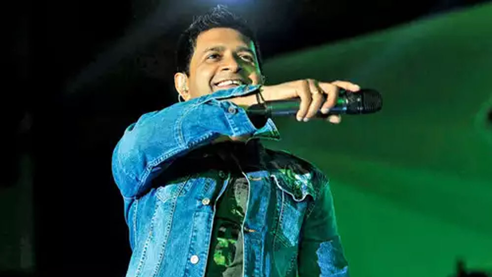 ওই একই বছরে মুক্তি পায় তাঁর বিখ্যাত অ্যালবাম ‘পল’। যার গান ‘হম, রহে ইয়া না রহে কাল..’ রাতারাতি লোকের মুখে মুখে ছড়িয়ে পড়ে। এর পর আর ফিরে তাকাননি কেকে। কোঁকড়ানো চুলওয়ালা লাজুক গোছের কৃষ্ণকুমার হয়ে ওঠেন কেকে। বহুমুখী প্রতিভার জন্যও বিখ্যাত হন কেকে। তাঁর উঁচু মাত্রায় গান গাওয়ার দক্ষতা বলিউডে বৈপ্লবিক পরিবর্তনও আনে।