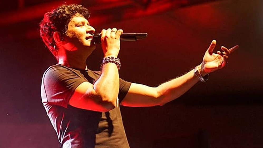 ‘হম, রহে ইয়া না রহে কাল... কাল, ইয়াদ আয়েঙ্গে ইয়ে পল’, কেকে-র এই গান কখনও ভুলে যাওয়ার নয়। স্কুল-কলেজ থেকে শুরু করে বিভিন্ন প্রতিষ্ঠান ছাড়ার সময় এই গান বাজানো ভারতীয়দের কাছে এক অভ্যাসে পরিণত হয়েছে। সহজে সেই অভ্যেস যাবে না।