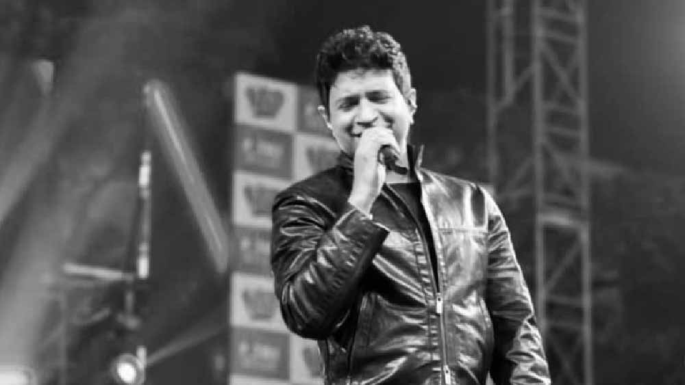 কেকের কাছে বেশ কয়েকটি বিলাসবহুল গাড়ি ছিল।