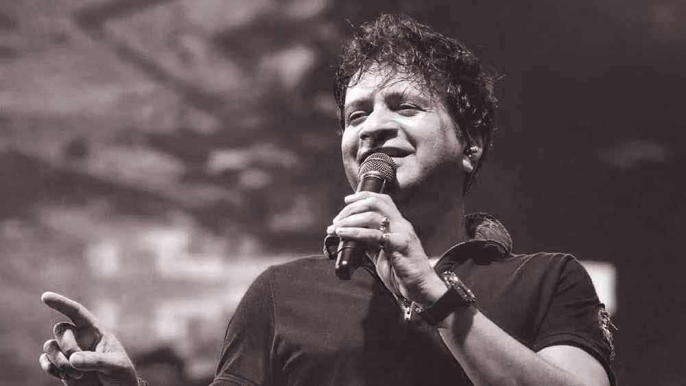 মঙ্গলবার আচমকাই মৃত্যু হয়েছে কেকের। তাঁর জনপ্রিয় ২০টি গান গেয়েছিলেন কলকাতার নজরুল মঞ্চে। তার পরই অসুস্থ বোধ করায় হাসপাতালে নিয়ে যাওয়া হয়। চিকিৎসকরা কেকে-কে মৃত বলে ঘোষণা করেন।